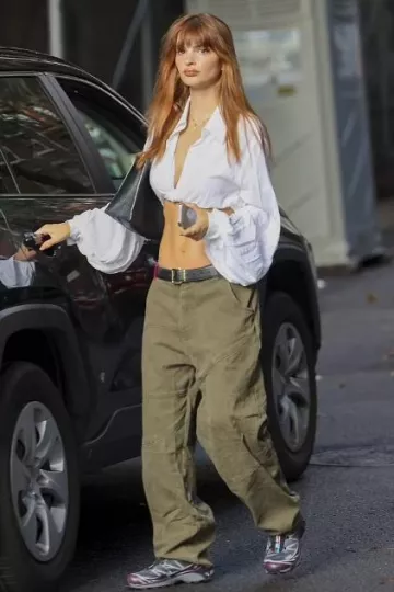 Cinturón de cuero Miu Miu usado por Emily Ratajkowski en la ciudad de Nueva York el 25 de julio de 2023