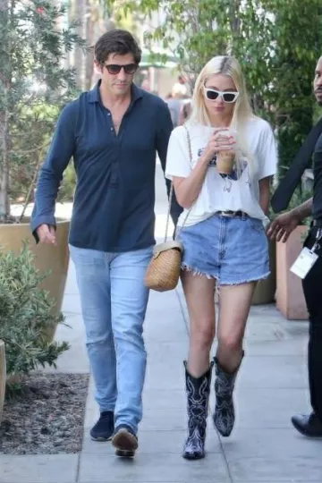 Los amantes y los vagabundos cuentan orgasmos, no calorías Camiseta de novio usada por Ashley Benson y Brandon Davis en el almuerzo del 24 de julio de 2023