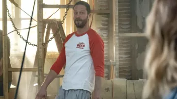 La camiseta raglan Original Beef of Chicagoland usada por Richard 'Richie' Jerimovich (Ebon Moss-Bachrach) como se ve en The Bear (S02E04)