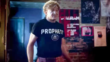 Camiseta gráfica de Prophets usada por Casper (Rhys Darby) en Relax, I'm From The Future