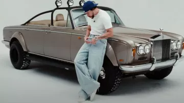 Gucci Light Wash Blue Wide Leg Jeans porté par Bad Bunny dans UN PREVIEW (Video Oficial)