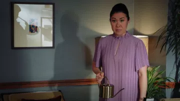 Samsoe Samsoe Lady Plissé Vestido de turno usado por Sherri Kansky (Ruthie Ann Miles) como se ve en All Rise (S03E12)