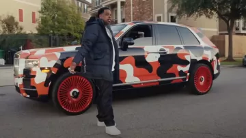 Baskets Nike Air Force 1 Low White portées par Finesse2tymes in Warfare [Official Music Video]