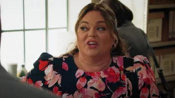 Calvin Klein Scuba Crepe Scare Dress porté par Carol Coleman (Rebecca Field) comme on le voit dans All Rise (S03E12)