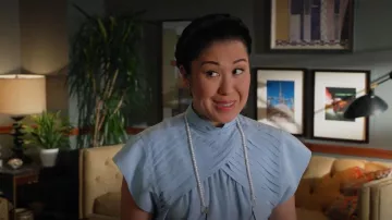 Joie Edesse blusa de seda plisada de cuello simulado usada por Sherri Kansky (Ruthie Ann Miles) como se ve en All Rise (S03E12)
