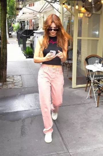 Tank Air Studio Loyal Top usado por Emily Ratajkowski en su publicación de Instagram el 15 de agosto de 2023
