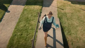 & otras historias Tweed a Line Mini Dress usado por Aimee Gibbs (Aimee Lou Wood) como se ve en Sex Education (S04E03)