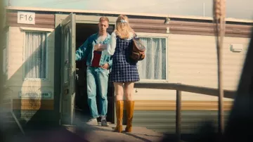 Asos design Can­dice Heeled Plat­form Knee Boots worn by Aimee Gibbs (Aimee Lou Wood) as seen in Sex Education (S04E03)