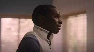 Reiss Shark Open Collar Polo usado por Jackson Marchetti (Kedar Williams-Stirling) como se ve en Sex Education (S04E04)