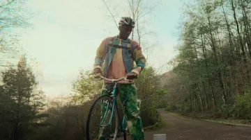 Pantalon Zara Tie Dye porté par Eric Effiong (Ncuti Gatwa) vu dans Sex Education (S04E04)