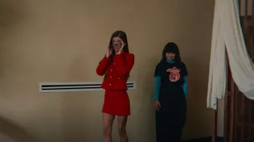 Minijupe en tweed mango portée par Ruby Matthews (Mimi Keene) dans Sex Education (S04E04)