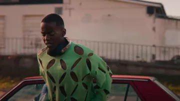 Pourvoyeurs urbains Le pull paysager de prêtre en lambeaux porté par Eric Effiong (Ncuti Gatwa) vu dans Sex Education (S04E04)