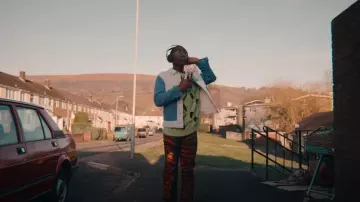 Suministros vintage Tiger Overdye Jeans usados por Eric Effiong (Ncuti Gatwa) como se ve en Sex Education (S04E04)