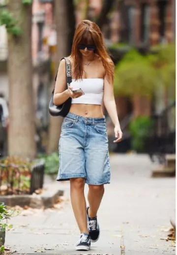 Eb Denim Scout Bermuda Shorts portés par Emily Ratajkowski sur son post Instagram le 14 août 2023