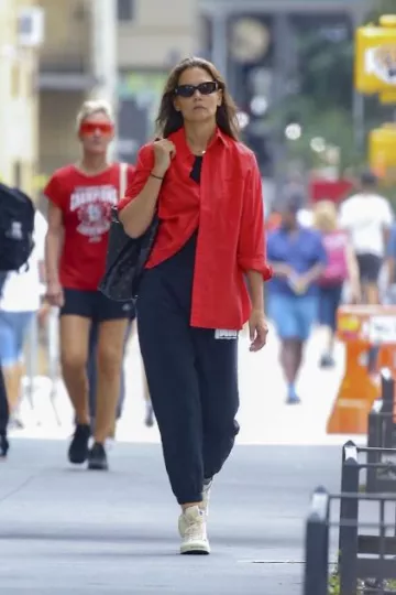 Gafas de sol Tory Burch Kira Cat-Eye usadas por Katie Holmes en la ciudad de Nueva York el 14 de agosto de 2023
