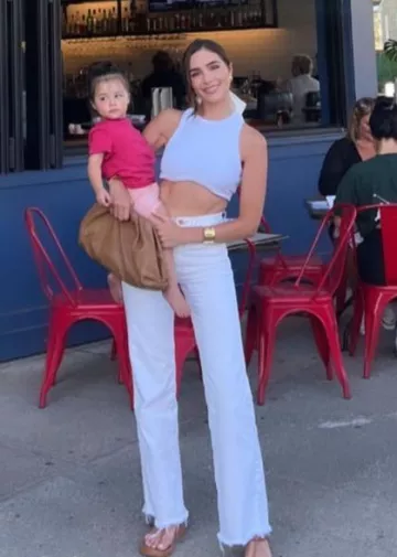 Gia Borghini x Rhw Flat Thong Sandal portée par Olivia Culpo sur sa story Instagram le 14 août 2023