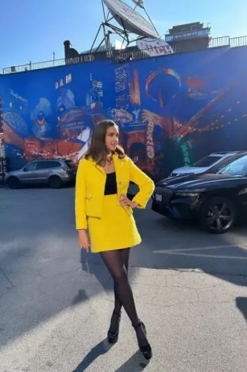 Kate Spade Cropped Boucle Blazer usado por Jessica Alba en Toronto, Canadá el 13 de agosto de 2023