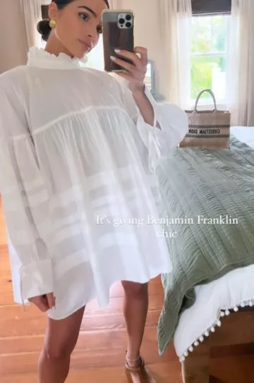 Dior Medium Book Tote porté par Olivia Culpo sur sa story Instagram le 13 août 2023