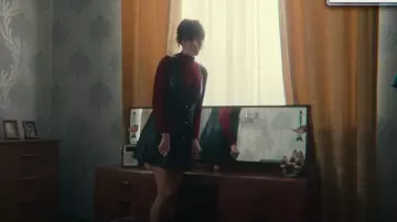 Vestido de cuero de Zara Pinafore usado por Maeve Wiley (Emma Mackey) como se ve en Sex Education (S04E05)