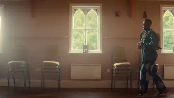 Vaqueros Ragged Deja Vu usados por Eric Effiong (Ncuti Gatwa) como se ve en Educación Sexual (S04E05)