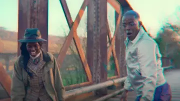 Chaqueta Harrington de diseño de Asos usada por Eric Effiong (Ncuti Gatwa) como se ve en Educación sexual (S04E06)