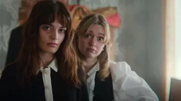 Ganni Ruched Pinstriped Stretch-twill Top usado por Aimee Gibbs (Aimee Lou Wood) como se ve en Sex Education (S04E06)