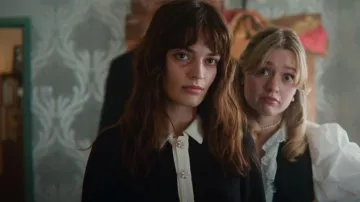 Asos Design Pearl Chok­er Neck­lace worn by Aimee Gibbs (Aimee Lou Wood) as seen in Sex Education (S04E01)