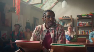 Camisa de franela Urban Outfitters usada por Cal Bowman (Dua Saleh) como se ve en Sex Education (S04E06)