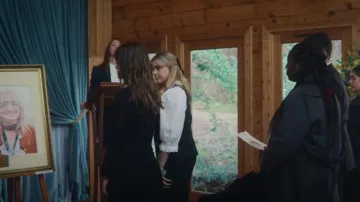 Ganni Pinstriped Stretch-twill Kick-flare Pantalones usados por Aimee Gibbs (Aimee Lou Wood) como se ve en Sex Education (S04E06)