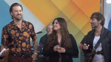 Camisa abotonada de sarga de seda de manga corta de Versace usada por Charles Kelley como se ve en Today el 26 de septiembre de 2023