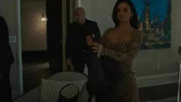 Simkhai Lida Pleated Spacedye Midi Falda usada por Aaliyah (Stephanie Buddenbrock) como se ve en Special Ops: Lioness (S01E07)