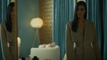 Jacquemus La Robe Bari Stone Cut Linen Blazer Robe En Beige portée par Cruz Manuelos (Laysla De Oliveira) comme vu dans Special Ops: Lioness (S01E07)