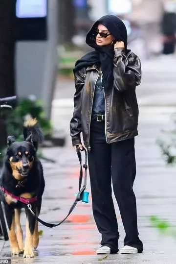 Vans Slip on Dx Sneakers porté par Emily Ratajkowski à New York le 26 septembre 2023