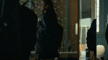 Sac à dos en nylon Prada Triangle Logo porté par Cruz Manuelos (Laysla De Oliveira) comme on le voit dans Special Ops: Lioness (S01E07)