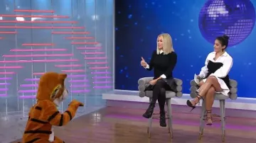 Christian Louboutin Macademia Block Heel Combat Boot usado por Jenny McCarthy como se ve en Today with Hoda & Jenna el 26 de septiembre de 2023