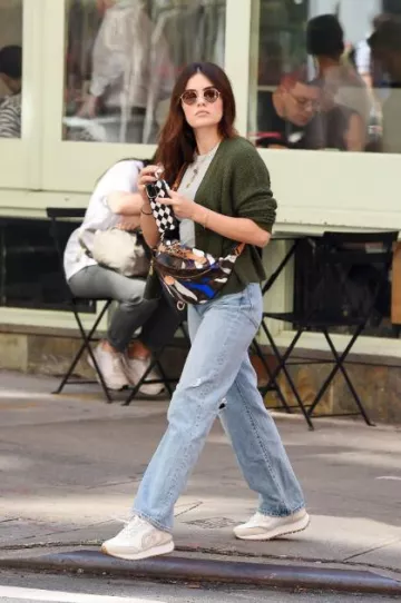 Loci Fusion en rosa usado por Lucy Hale en la ciudad de Nueva York el 21 de septiembre de 2023