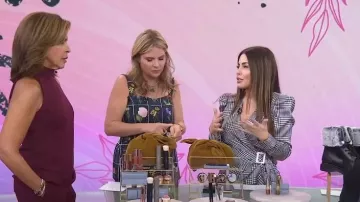 L'Agence Bensen Wrap Buckle Stretch Silk Top usado por Bobbie Thomas como se ve en Today with Hoda & Jenna el 26 de septiembre de 2023