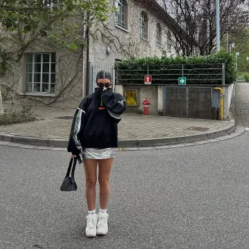 Gcds Comma Small Bag porté par Dixie D’Amelio sur sa story Instagram le 21 septembre 2023