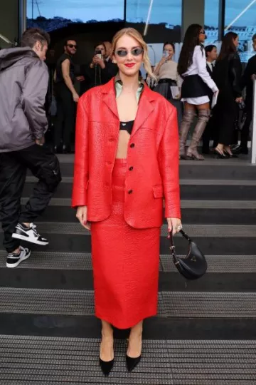 Zapatos de cuero cepillado Prada usados por Chiara Ferragni en Prada Show el 21 de septiembre de 2023