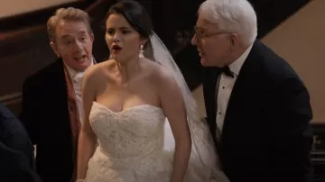 Vestido de novia de encaje transparente y tul de David usado por Mabel Mora (Selena Gomez) como se ve en Only Murders in the Building (S03E09)