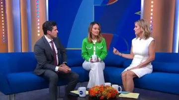 Minivestido de sarga lavada de Prada en caqui beige usado por Jennifer Ashton como se ve en Good Morning America el 25 de septiembre de 2023