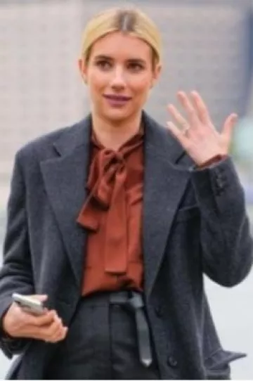 Pantalones de mezcla de mohair de pierna ancha con cinturón de Prada usados por Emma Roberts en American Horror Story 12X01 Multiply Thy Pain el 20 de septiembre de 2023