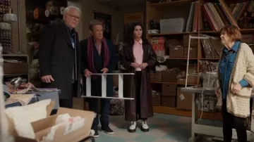 Gabardina de imitación de cuero con cinturón Olēnich usada por Mabel Mora (Selena Gomez) como se ve en Only Murders in the Building (S03E09)