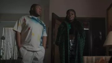 Giti Autumn Mami Coat usado por Maisha (Genesis Denise Hale) como se ve en The Chi (S06E08)