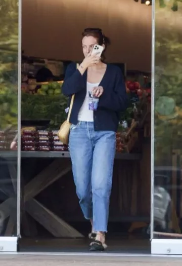 Sac Celine Teen Triomphe porté par Riley Keough à Los Angeles le 20 septembre 2023