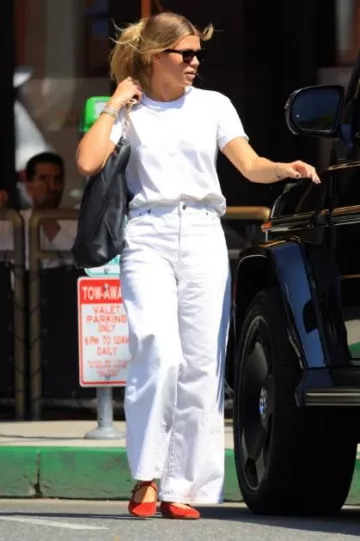 Loewe Medium Squeeze Bag porté par Sofia Richie à Beverly Hills le 19 septembre 2023