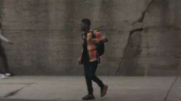 Wax London Whiting Plaid Overshirt In Multi usada por Emmett Washington (Jacob Latimore) como se ve en The Chi (S06E08)