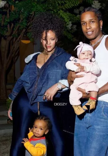 Balenciaga Knife Pantaleggings porté par Rihanna Miles Diggs sur son post Instagram le 19 septembre 2023