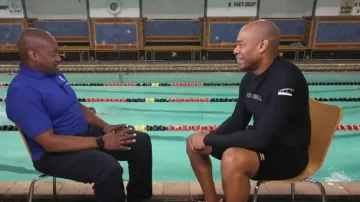 O'Neill Long Sleeve Rash Guard usado por DeMarco Morgan como se ve en Good Morning America el 26 de septiembre de 2023