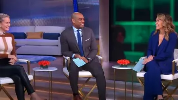 Karen Millen Polished Stretch Wool Blend Pleated Wide Leg Pants worn by Eva Pilgrim as seen in Good Morning America on September 26, 2023